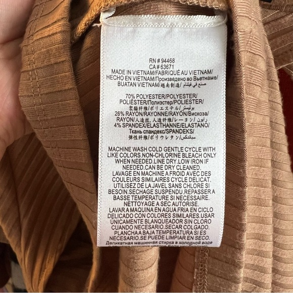 BCBGMAXAZRIA/ Womens Cut-Out Mock Neck T-Shirt - Picture 5 of 6